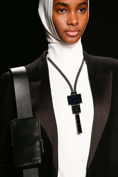 Look 18